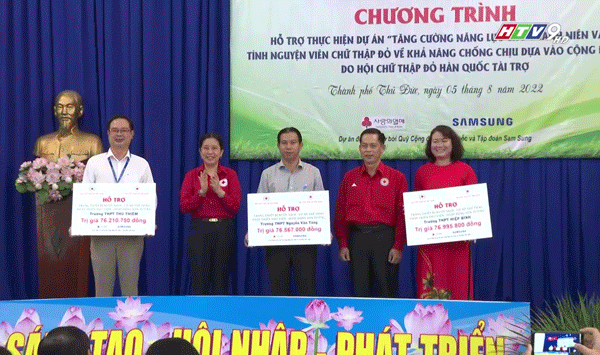 Lễ trao tặng hỗ trợ Dự án tăng cường năng lực cho thanh niên và tình nguyện viên Chữ thập đỏ về khả năng chống chịu dựa vào cộng đồng