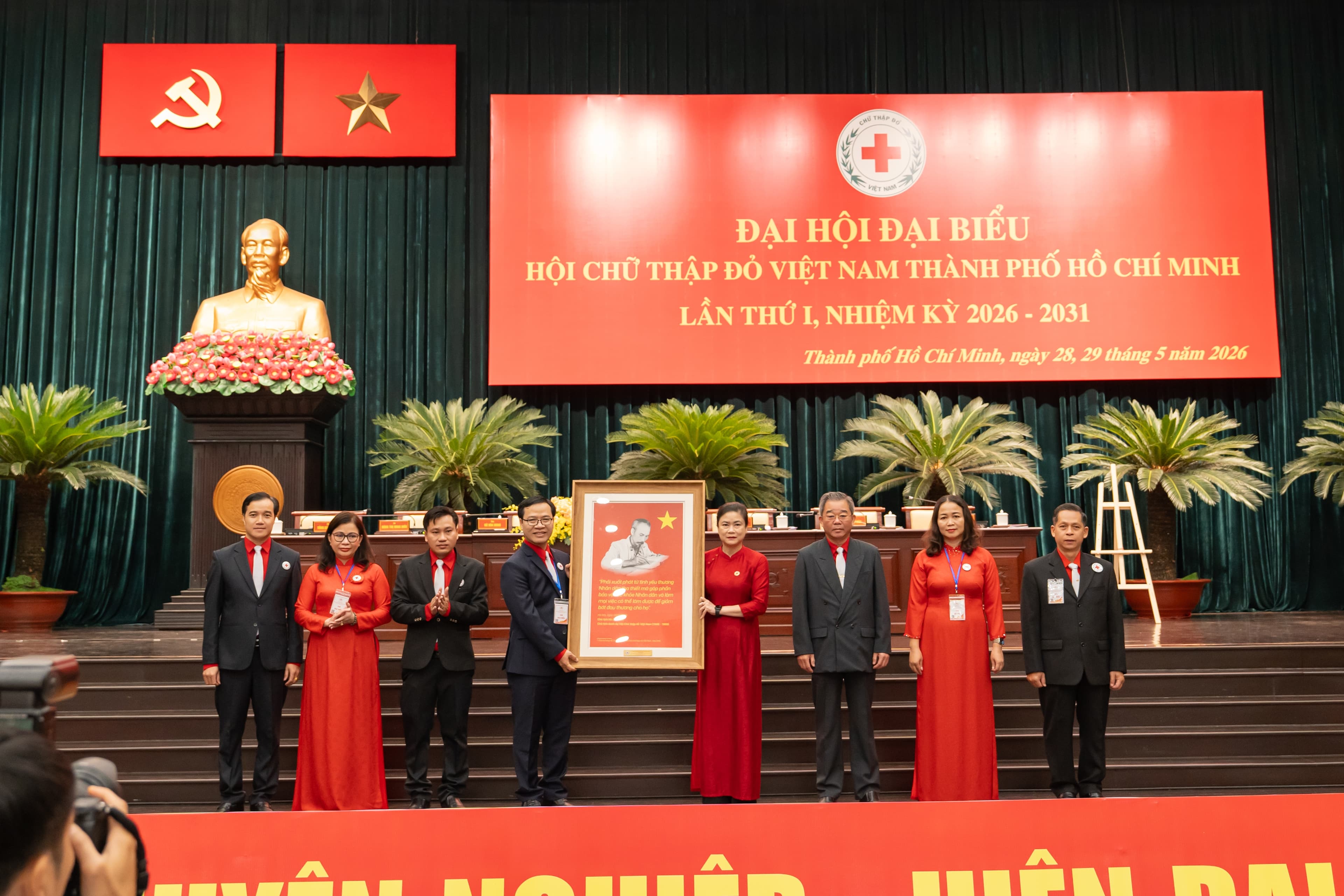 Nghi thức trao tặng tranh lưu niệm trên sân khấu Đại hội đại biểu Hội Chữ thập đỏ Việt Nam Thành phố Hồ Chí Minh lần thứ I, nhiệm kỳ 2026 – 2031