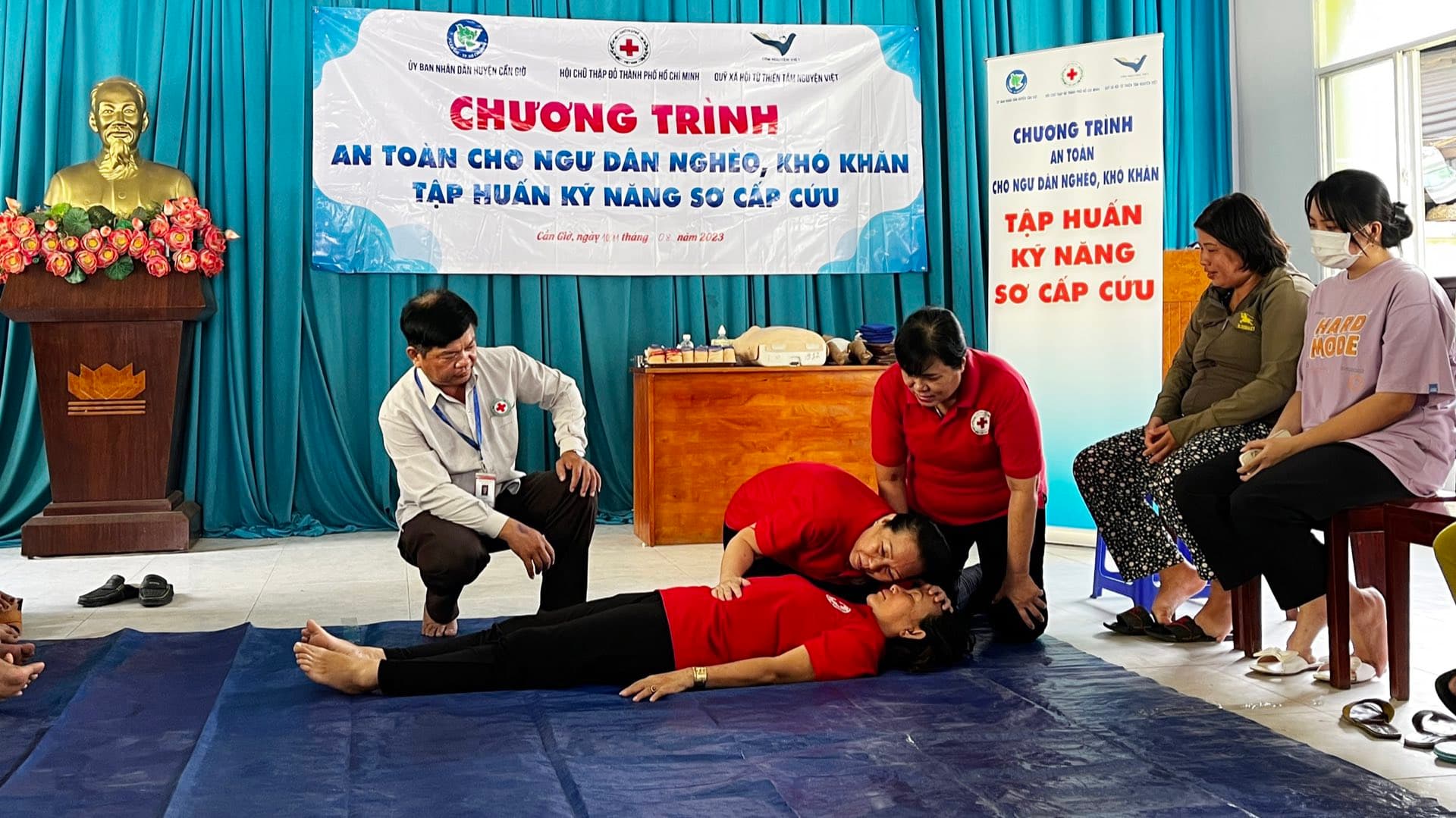 Huấn luyện viên Chữ thập đỏ hướng dẫn thao tác sơ cấp cứu trên chiếu tập