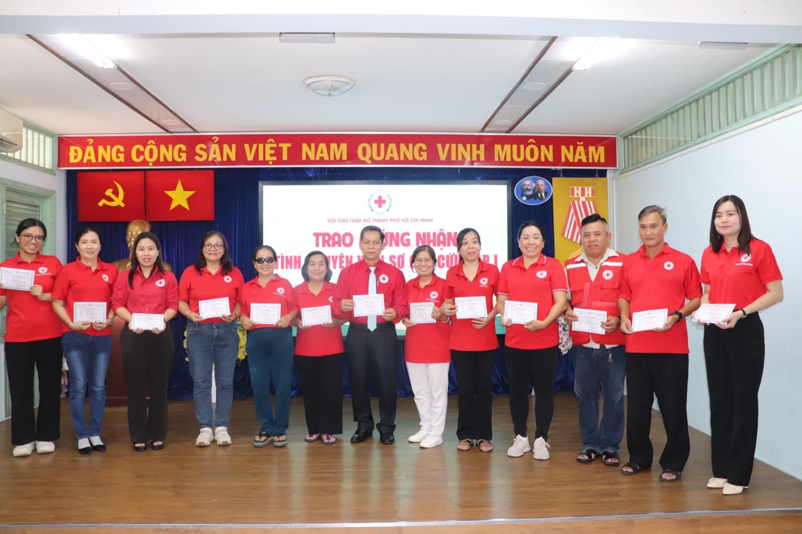Lễ trao giấy chứng nhận tình nguyện viên sơ cấp cứu của Hội Chữ thập đỏ Thành phố